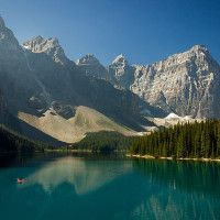Thomas Hartmann (ThartmannWiki) · Wikimedia Commons · CC BY-SA 4.0 / https://commons.wikimedia.org/wiki/File:Moraine_Lake_and_some_of_the_Ten_Peaks.jpg / Rights: 개별 Wikimedia Commons 파일 페이지의 CC BY-SA 4.0 표시 / Usage: 상업적 이용 가능. 저작자·원본 링크·라이선스 링크 표기. 편집 시 변경 표시, 동일조건변경허락 준수. 원본 다운로드 및 서버 게시 결과는 미검증.