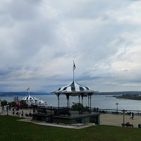 Pierre André · Wikimedia Commons · CC BY-SA 4.0 / https://commons.wikimedia.org/wiki/File:Quebec_City_Ch%C3%A2teau_frontenac_panoramique.jpg / Rights: 개별 Wikimedia Commons 파일 페이지의 CC BY-SA 4.0 표시 / Usage: 상업적 이용 가능. 저작자·원본 링크·라이선스 링크 표기. 편집 시 변경 표시, 동일조건변경허락 준수. 원본 다운로드 및 서버 게시 결과는 미검증.