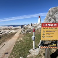Daeva Trạc · Wikimedia Commons · CC BY-SA 4.0 / https://commons.wikimedia.org/wiki/File:Peggy%E2%80%99s_Cove_Lighthouse_in_Nova_Scotia_(April_2024).jpg / Rights: 개별 Wikimedia Commons 파일 페이지의 CC BY-SA 4.0 표시 / Usage: 상업적 이용 가능. 저작자·원본 링크·라이선스 링크 표기. 편집 시 변경 표시, 동일조건변경허락 준수. 원본 다운로드 및 서버 게시 결과는 미검증.
