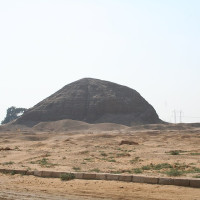 사진: Einsamer Schütze · CC BY-SA 3.0 · Wikimedia Commons / https://commons.wikimedia.org/wiki/File:Hawara_Pyramid_01.JPG / Rights: https://commons.wikimedia.org/wiki/File:Hawara_Pyramid_01.JPG / Usage: 원본 출처와 저작자·라이선스 링크 표시 및 수정 여부 공개 필수. CC BY-SA 작품을 변형하면 호환 공유동일조건 적용. 사진의 저작권 표기와 별개로 이집트 현지 촬영·상업 재게시 관련 제한은 운영자가 확인. 원본 바이너리 GET/서버 업로드 미실시.