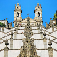 ArielSL98 / Wikimedia Commons / CC BY-SA 4.0 / https://commons.wikimedia.org/wiki/File:Escadaria_e_bas%C3%ADlica_do_Bom_Jesus.jpg / Rights: Wikimedia Commons file page / author-declared CC license; VisitPortugal assets excluded / Usage: Commons 개별 파일의 저작자·원본·라이선스 조건을 지켜 표기. BY-SA의 편집본을 재배포할 때 동일조건 공유 요구와 수정 고지 준수. 미술품·인물·시설 촬영의 별도 권리 제한은 별도 확인 필요. 파일 바이트·MIME·디코딩·운영서버 등록은 미확인.