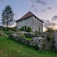 Krzysztof Golik · Wikimedia Commons · CC BY-SA 4.0 / https://commons.wikimedia.org/wiki/File:Little_Castle_in_Kamnik_(1).jpg / Rights: https://commons.wikimedia.org/wiki/File:Little_Castle_in_Kamnik_(1).jpg / Usage: Commons 원본 파일 페이지 기준 상업적 복제·배포 가능한 권리표시. CC BY는 저작자와 원본·라이선스 링크를 표시하고, BY-SA는 수정 시 동일조건변경허락을 준수. 사진의 상업 이용 가능성과 시설/미술작품 재현·현장 촬영 허락은 별개.