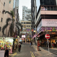 LN9267 / Wikimedia Commons / CC BY-SA 4.0 / https://commons.wikimedia.org/wiki/File:Lan_Kwai_Fong_27-12-2023(1).jpg / Usage: 상업적 재사용이 가능한 게시 라이선스의 조건 준수: 저작자 표시·사진 원본 출처·라이선스 링크·수정 여부 명시; 변형·가공 결과물 동일조건변경허락 조건 적용. 현장에서의 상업적 촬영 허가는 별도 문제. 실제 원본 바이트 미다운로드·원격 링크 HTTP 응답은 별도 미테스트.