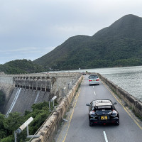 LN9267 / Wikimedia Commons / CC BY-SA 4.0 / https://commons.wikimedia.org/wiki/File:Tai_Tam_Reservoir_18-09-2024(1).jpg / Usage: 상업적 재사용이 가능한 게시 라이선스의 조건 준수: 저작자 표시·사진 원본 출처·라이선스 링크·수정 여부 명시; 변형·가공 결과물 동일조건변경허락 조건 적용. 현장에서의 상업적 촬영 허가는 별도 문제. 실제 원본 바이트 미다운로드·원격 링크 HTTP 응답은 별도 미테스트.