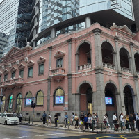 Yumeto / Wikimedia Commons / CC BY-SA 4.0 / https://commons.wikimedia.org/wiki/File:20260707_Banco_Nacional_Ultramarino.jpg / Usage: Commons 개별 파일 페이지에서 저작자와 라이선스 확인. 출처·저작자·라이선스 링크 표시; 편집·변형한 CC BY-SA 이미지는 동일조건변경허락 준수. 원본 이미지 서버 다운로드, 콘텐츠 시각 대조 및 관리자 등록 성공은 별도 검사 필요.