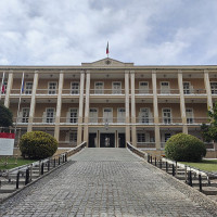 Yumeto / Wikimedia Commons / CC BY-SA 4.0 / https://commons.wikimedia.org/wiki/File:20260713_Consulado-Geral_de_Portugal_em_Macau_e_Hong_Kong.jpg / Usage: Commons 개별 파일 페이지에서 저작자와 라이선스 확인. 출처·저작자·라이선스 링크 표시; 편집·변형한 CC BY-SA 이미지는 동일조건변경허락 준수. 원본 이미지 서버 다운로드, 콘텐츠 시각 대조 및 관리자 등록 성공은 별도 검사 필요.