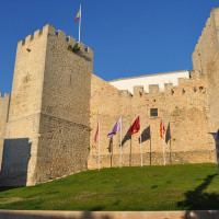 Lídia Maria Faria · CC BY-SA 4.0 · Wikimedia Commons / https://commons.wikimedia.org/wiki/File:CASTELO_DE_LOUL%C3%89_1.jpg / Usage: Commons 개별 사진페이지에서 저작자·라이선스를 확인함. CC BY/CC BY-SA 상업적 재사용시 저작자·원본 URL·라이선스 링크·변경내용을 표기하고 BY-SA 개작시 동일조건공유 준수. 사진 저장 HTTP 결과 미검증.