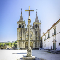 Vimacopeca (Vitor M. C. P. Carvalho) · CC BY-SA 4.0 · Wikimedia Commons / https://commons.wikimedia.org/wiki/File:Pombeiro_de_Ribavizela_-_Mosteiro_de_Pombeiro_-_2025-10-27_16-15-10_001.jpg / Usage: Commons 개별 파일 페이지의 장소·저작자·CC 라이선스를 대조한 사진. 출처·저작자·라이선스 링크와 편집 여부 표기 필요. CC BY-SA 사진의 개작물에는 동일조건 공유 의무 적용. 실제 원본 다운로드·서버 저장은 미실행.