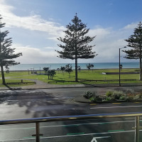 Panamitsu / Wikimedia Commons · CC BY-SA 4.0 / https://commons.wikimedia.org/wiki/File:Marine_Parade,_Napier.jpg / Usage: CC BY-SA: 원작자·출처·라이선스 명시, 수정 표시 및 동일조건변경허락 준수. 개별 파일 페이지 확인. 실제 원본 바이너리 HTTP 다운로드는 수행하지 않음.