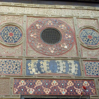 Robert Prazeres · CC BY-SA 4.0 · Wikimedia Commons / https://commons.wikimedia.org/wiki/File:Qaytbay_sabil_exterior_decoration.jpg / Usage: Commons 동일 유적 사진 카테고리 및 시리즈 대표 파일의 저작자·라이선스 확인. 상업적 이용 시 저작자·출처·라이선스 링크·개작 여부와 BY-SA 조건 준수. 개별 원본 HTTP/MIME·모든 개별 파일의 변동 여부·관리자 실제 다운로드는 미검증.