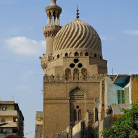 R Prazeres · CC BY-SA 4.0 · Wikimedia Commons / https://commons.wikimedia.org/wiki/File:Madrasa_of_Iljay_al-Yusufi_DSCF3444.jpg / Usage: Commons 동일 유적 사진 카테고리 및 시리즈 대표 파일의 저작자·라이선스 확인. 상업적 이용 시 저작자·출처·라이선스 링크·개작 여부와 BY-SA 조건 준수. 개별 원본 HTTP/MIME·모든 개별 파일의 변동 여부·관리자 실제 다운로드는 미검증.