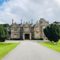 Marija Grishin · Wikimedia Commons · CC BY-SA 4.0 / https://commons.wikimedia.org/wiki/File:Muckross_House_front.jpg / Rights: https://commons.wikimedia.org/wiki/File:Muckross_House_front.jpg / Usage: 상업적 이용 허용(CC 조건 준수). 저작자·파일 원본·라이선스 링크 표시, 수정 여부 표시, BY-SA는 해당 조건 적용. Commons 파일 메타데이터 기준이며 실제 원본 다운로드·권리변경·부가권리 확인은 등록 전에 필요.