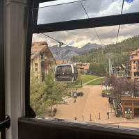 NatalieZavaleta · Wikimedia Commons · CC BY-SA 4.0 / https://commons.wikimedia.org/wiki/File:Gondola_views_of_Mountain_Village,_Telluride,_Colorado_2025.jpg / Rights: https://commons.wikimedia.org/wiki/File:Gondola_views_of_Mountain_Village,_Telluride,_Colorado_2025.jpg / Usage: 원본 페이지·저작자·라이선스 링크 표시; 수정·변형하여 재배포 시 동일조건변경허락 적용