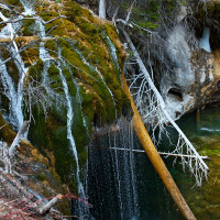 Zach Dischner · Wikimedia Commons · CC BY 2.0 / https://commons.wikimedia.org/wiki/File:Hanging_lake_falls_(4597139766).jpg / Rights: https://commons.wikimedia.org/wiki/File:Hanging_lake_falls_(4597139766).jpg / Usage: 원본 페이지·저작자·라이선스 링크 표시