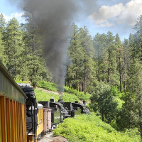 Didier Duforest · Wikimedia Commons · CC BY-SA 4.0 / https://commons.wikimedia.org/wiki/File:Durango_and_Silverton_NGRR_May_2024-i1.jpg / Rights: https://commons.wikimedia.org/wiki/File:Durango_and_Silverton_NGRR_May_2024-i1.jpg / Usage: 원본 페이지·저작자·라이선스 링크 표시; 수정·변형하여 재배포 시 동일조건변경허락 적용